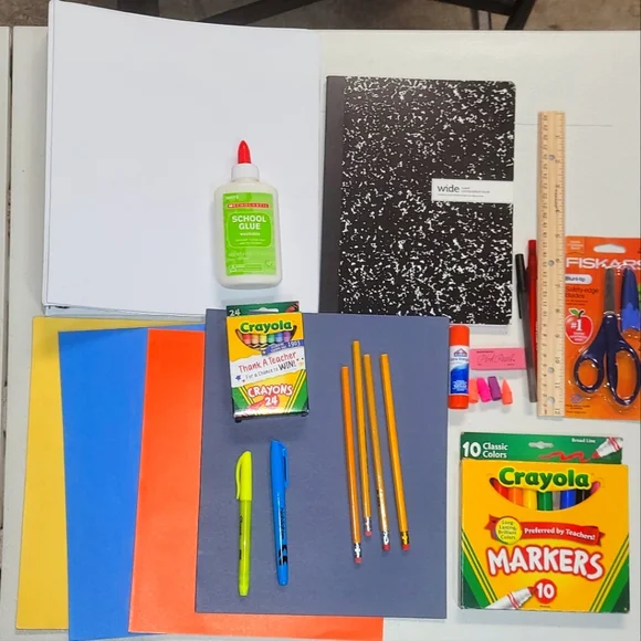 Backpack filled with school supplies - Picture 4 of 4